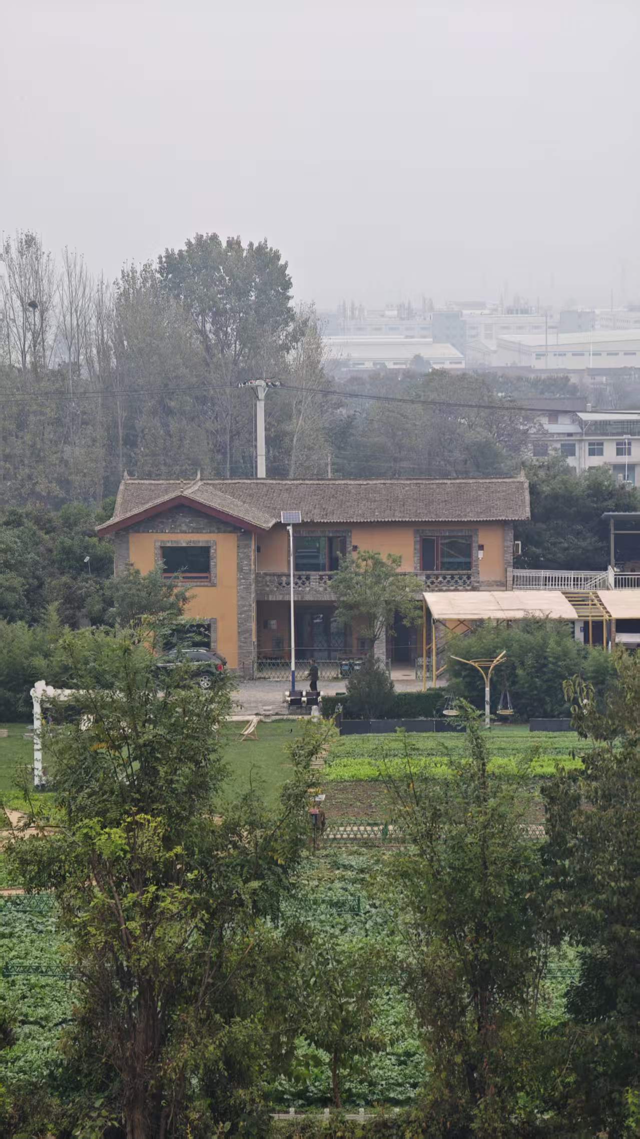 秦岭山脚下农场的院落与菜地